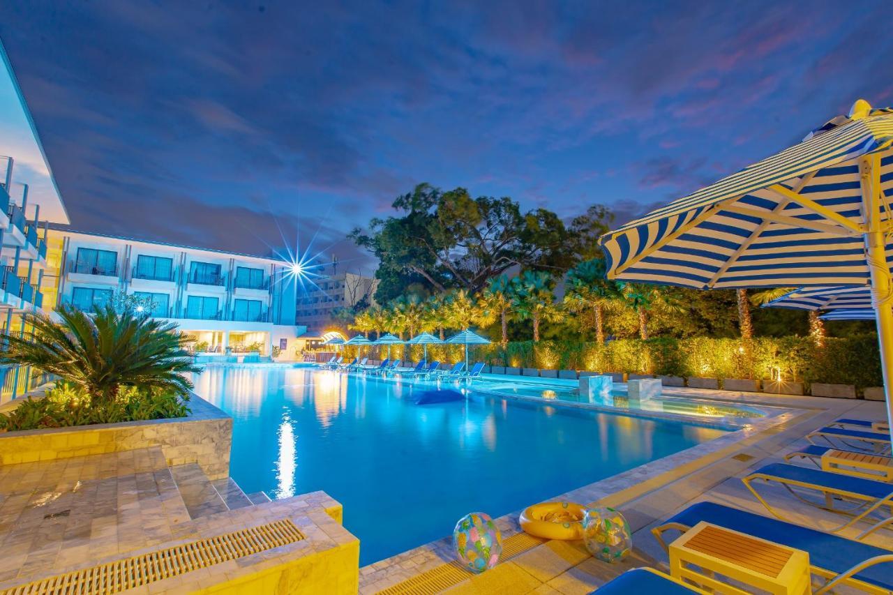 Seabed Grand Hotel Phuket - Sha Extra Plus Exterior foto The pool at the hotel